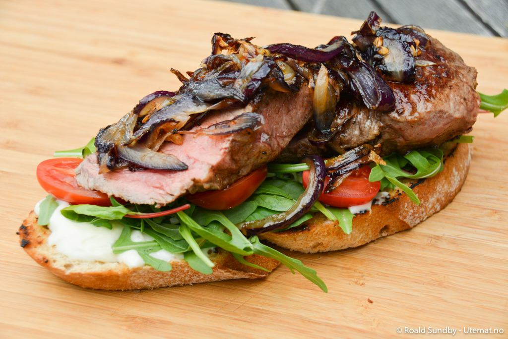 Steak sandwich med salat og aioli